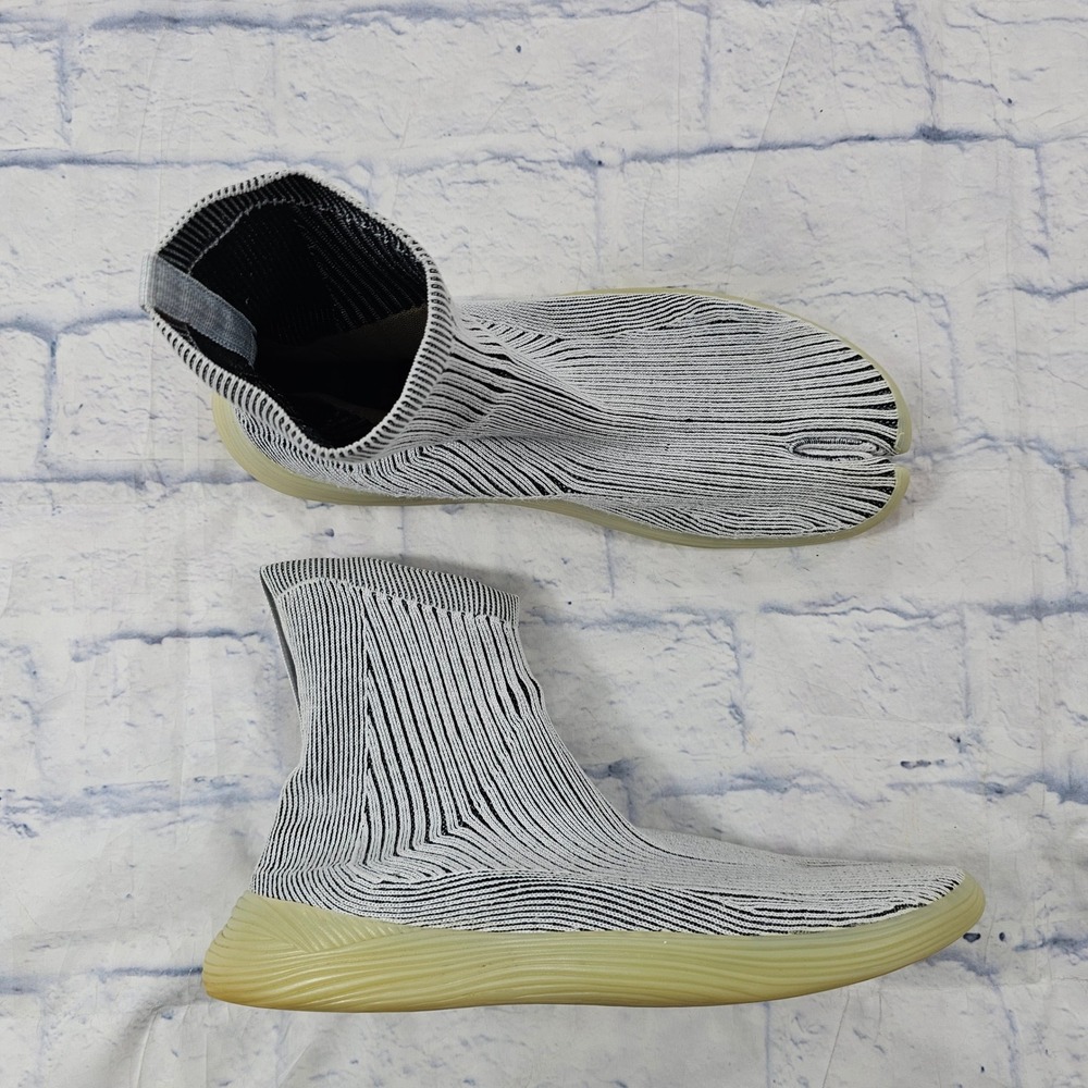 ILYSM Tabi Sneaker Mens 10 Womens 11.5 White Black Knit Split Toe Sock Bootie